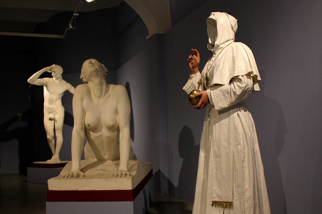 Fatima Messana, Testiculos qui non habet, Papa Esse non posset, in dialogo con le sculture del Cassero di Montevarchi, 2015